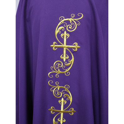 Casulla bordada con Cruces doradas morado