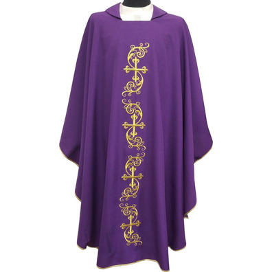 Casulla bordada con Cruces doradas morado